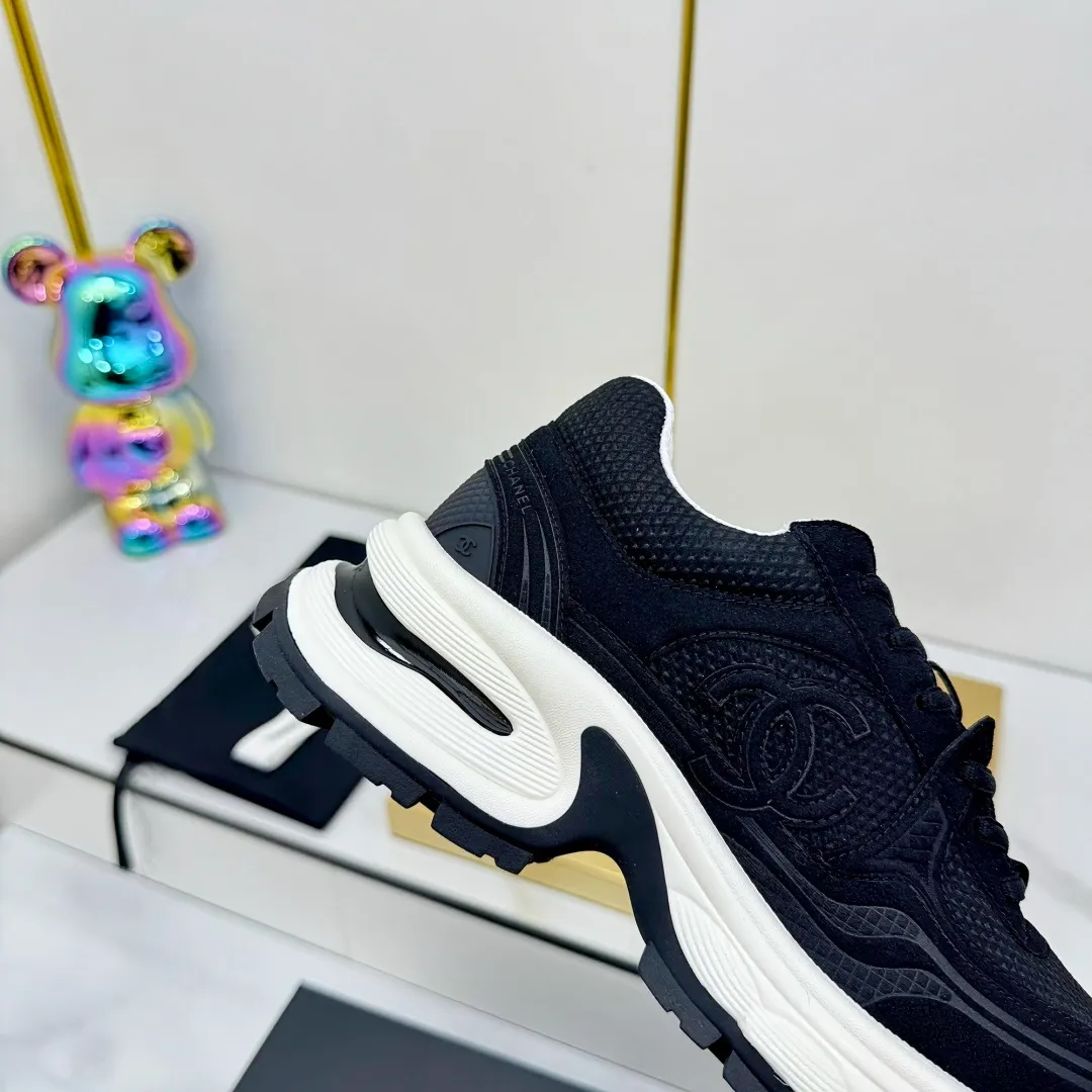 👟👟Ex-factory price 680👟👟 Upgraded version, upgraded version, upgraded version! No rebuttal accepted! ! ! ! Chanel Chanel panda shoes! 2025 counter's top casual sports shoes. This classic design; the upper is electro-embroidered with a variety of techniques; the outsole is fashionable and sporty; the unusual inclusion of a variety of color matching elements... The diversified mix and match is very good-looking and versatile, and can be used for leisure, fashion, sports, and outdoor... ꫛꫀꪝ Go➫ Materials: ❶Upper made of: original imported first-layer silk cowhide + original waterproof cloth + original first-layer cowhide ❷Inner lining: Original Yangli+Net ❸Outsole based on: Original TPU combination outsole Counter boutique packaging complete set for women 35–41 👉 👉 👉 👉